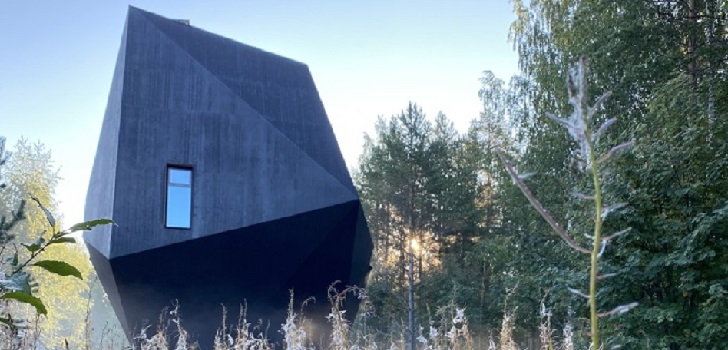 Una casa-meteorito en medio del bosque finlandés