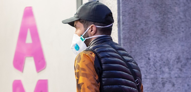 Persona con mascarilla El coronavirus dispara la incertidumbre económica hasta su máximo histórico