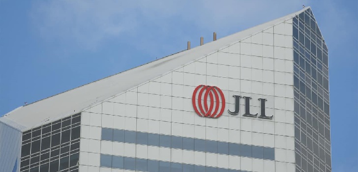 JLL supera ingresos pre-Covid y factura 19.367 millones de dólares en 2021