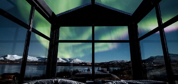 Una cabaña que se ‘ilumina’ con la luz de las auroras boreales