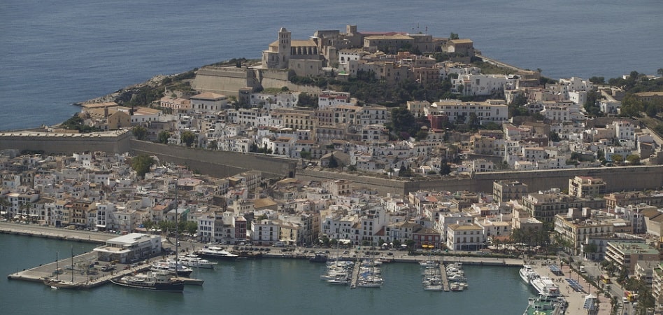 Ibiza, ante el desafío de absorber el turismo sin ‘reventar’ los precios de vivienda y retail