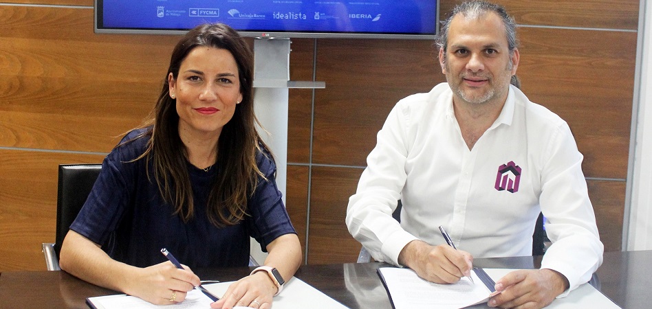 Paula Morales, directora del Simed, y Alberto García, gente de Atalaya, durante la firma del contrato SIMed analizará los retos y oportunidades que ofrece la transformación digital al ‘real estate’