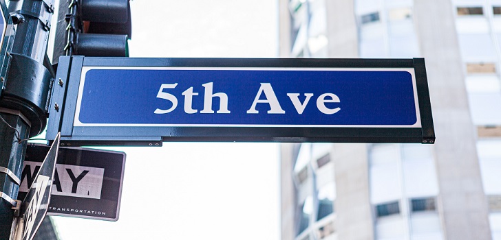 Cartel de la quinta avenida de Nueva Yotk Meca del retail busca inquilino: las rentas se hunden en Nueva York y Londres se vacía