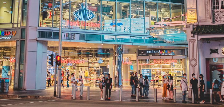 La afluencia a los centros comerciales se frena en abril y acumula un descenso del 36,8% respecto a 2019