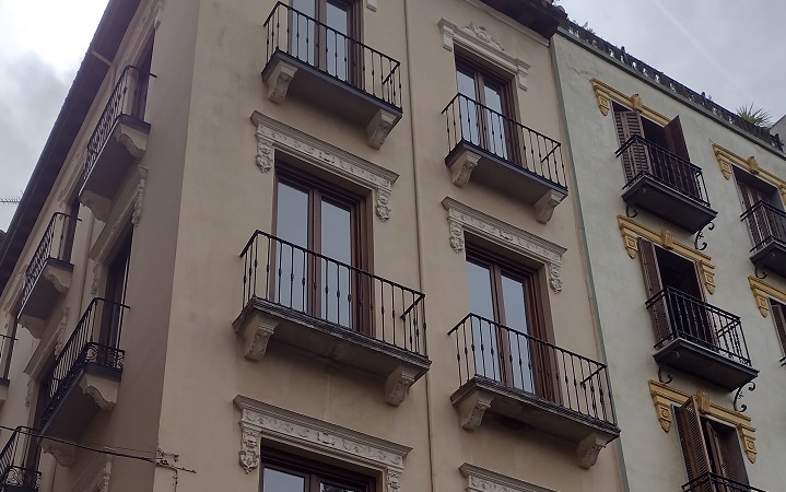 Líbere aterriza en Granada con un edificio de diez apartamentos en el centro de la ciudad