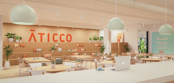 Aticco dispara su facturación hasta seis millones y estudia una ampliación de capital     La compañía de coworking ha prácticamente triplicado sus ingresos respecto a 2018, cuando alcanzó una cifra de negocio de 2,3 millones de euros.      Aticco acelera. La compañía de coworking ha alcanzado seis millones de euros en facturación, hasta casi triplicar los ingresos de 2018, que se situaron en 2,3 millones de euros.      La firma de espacios de trabajo flexible contempla la opción de realizar una ampliación de capital durante este año para fortalecer su crecimiento, y así abrir su accionariado a inversores, según Expansión.      La firma acaba de abrir su primer coworking en Madrid, una oficina de 2.262 metros cuadrados en el barrio de Salamanca que puede albergar 300 personas. Tras esta apertura, la compañía suma seis establecimientos y 31.000 metros cuadrados, el triple que en 2018.