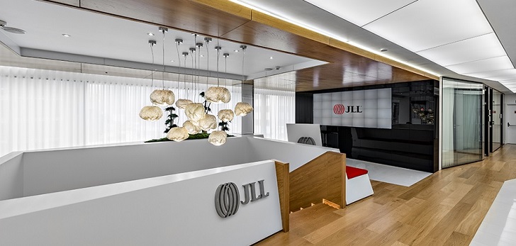 JLL aumenta sus ingresos un 22% en el tercer trimestre, hasta 4.900 millones de dólares