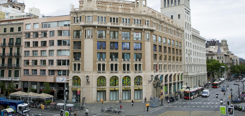 Bankia pone a la venta su edificio de Plaza de Cataluña en Barcelona por 28 millones