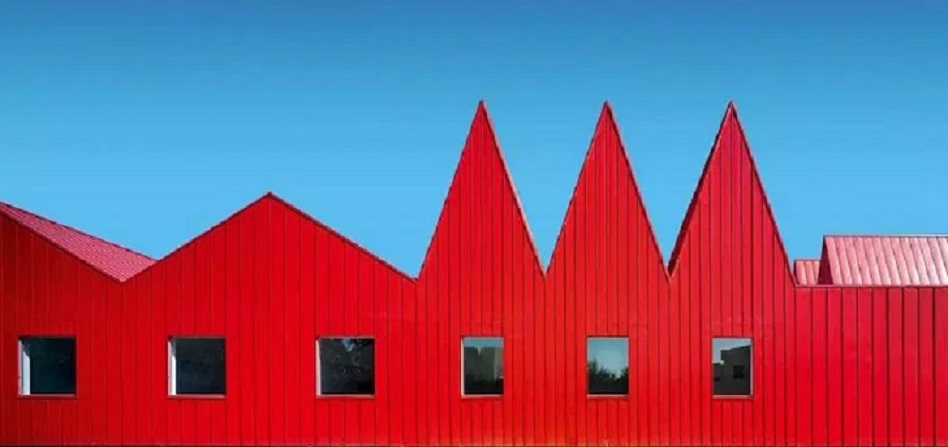 Arquitectura pintada de rojo