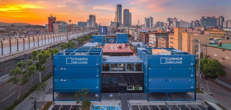 Día de compras en un ‘tetris’ gigante y azul