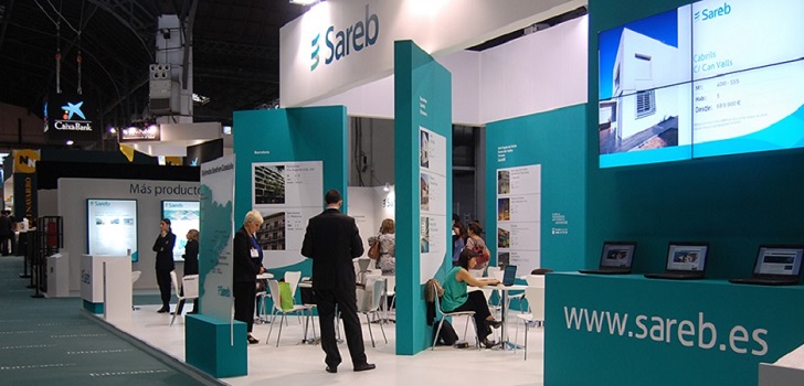 Estand de Sareb en una feria Sareb negocia la venta de 140 viviendas ‘okupadas’ a fondos buitre