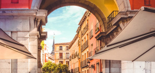 El precio de la vivienda cae un 3,3% en Madrid y un 2,2% en Barcelona