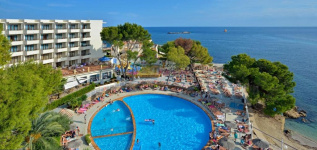 KKR pone en venta una cartera de cinco hoteles en Baleares