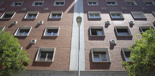 Los agentes de la propiedad dibujan un residencial español a diferentes velocidades