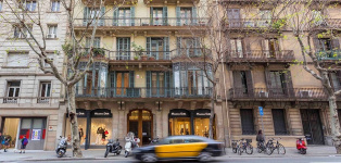 Barcelona multa con tres millones a dos fondos por tener pisos vacíos