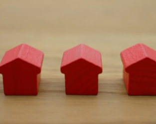 El esfuerzo para comprar una vivienda cayó a 7,3 años a finales de 2023, según Banco de España