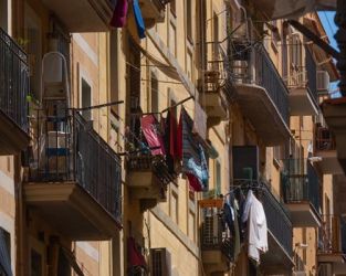 El precio de la vivienda se estabiliza en noviembre, pero aumenta un 4,2% en tasa interanual