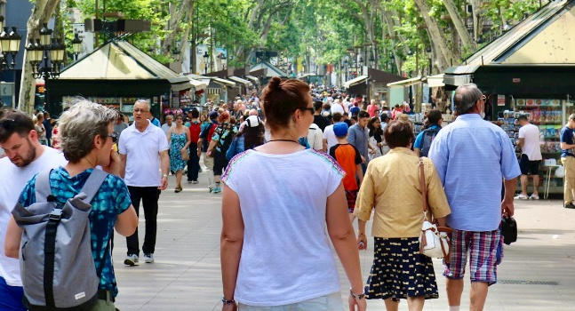 El tráfico peatonal en las calles comerciales de España recupera niveles prepandemia en 2023