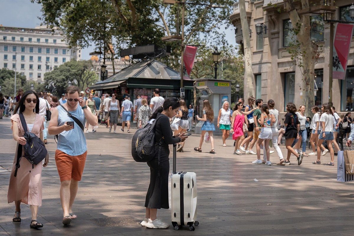 Espa&ntilde;a cierra 2025 con r&eacute;cord: 96,8 millones de turistas y 134.712 millones de euros en gasto