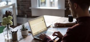 Los consumidores españoles, más online y preocupados por la economía