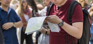 España recibe 4,3 millones de turistas en febrero, rozando cifras prepandemia