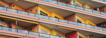 El Parlamento europeo descarta regular precios de vivienda desde la UE y pide más recursos