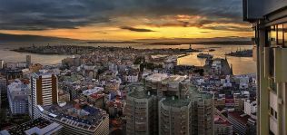A Coruña, mar en calma en el residencial del noroeste español