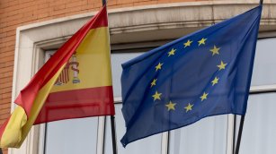 Bruselas mejora las previsiones de PIB y d&eacute;ficit de Espa&ntilde;a para 2025 y 2026