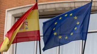 Bruselas mejora las previsiones de PIB y d&eacute;ficit de Espa&ntilde;a para 2025 y 2026