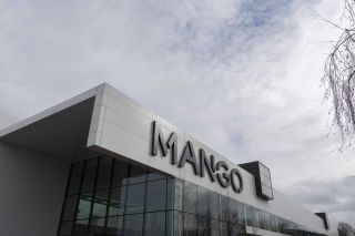 La familia Andic negocia la compra del centro logístico de Mango por 170 millones
