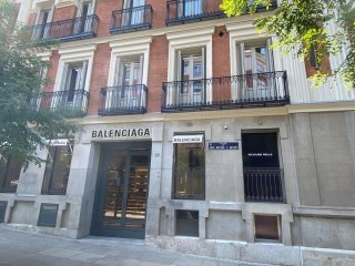 AXA vende su local en la milla de oro madrileña tras captar a Balenciaga y Richard Mille